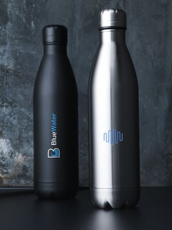 Merchandise elegante Trinkflasche im Fokus, perfekt für Kampagnen und Branding-Zwecke