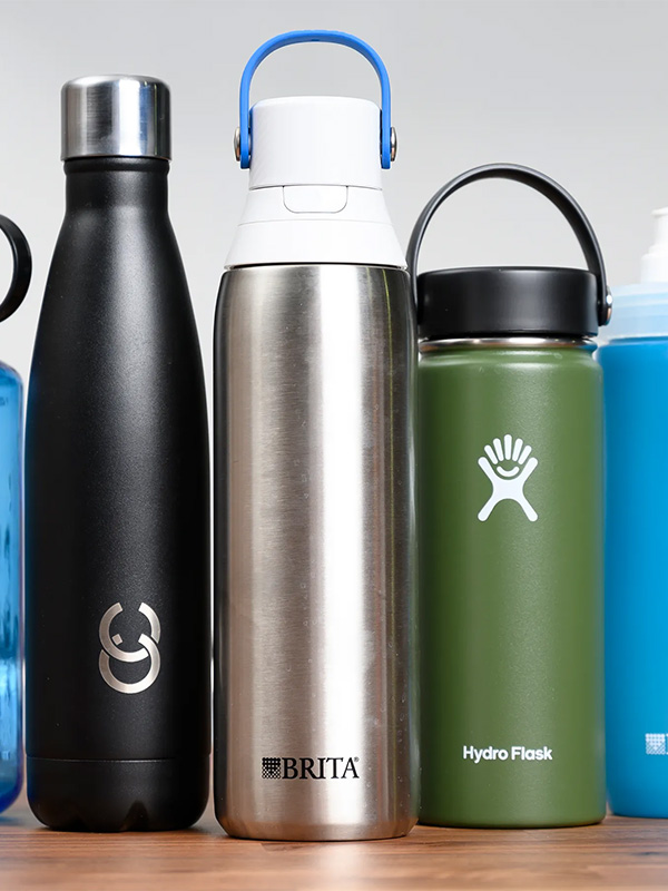 Menge verschiedener individualisierbarer Trinkflaschen, große Auswahl an Werbegeschenken und Designs