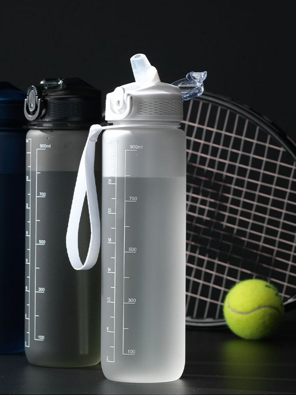 Moderne individualisierbare Trinkflasche im Alltag, ideal für Sport und Büro, Werbeartikel