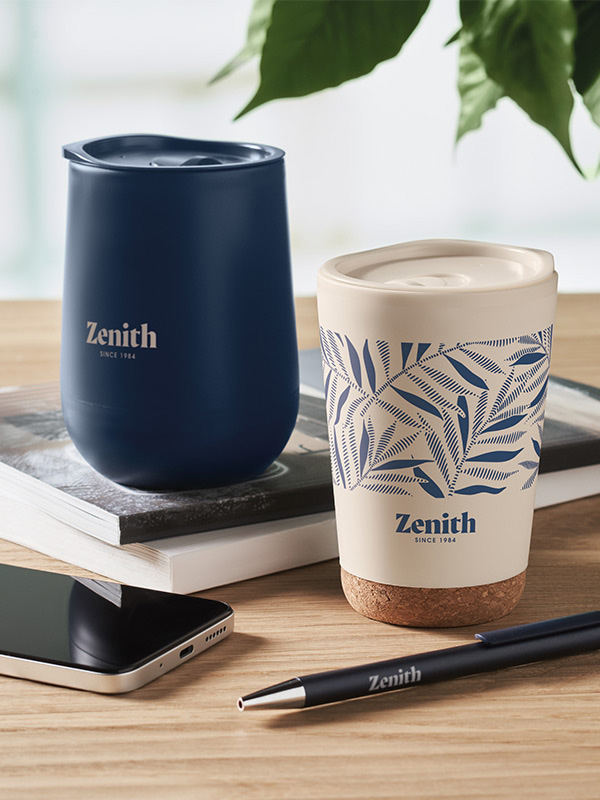 Individualisierter Kaffeebecher als Lifestyle-Accessoire – modern inszeniert für authentische Markenkommunikation