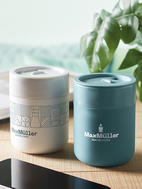 Individualisierter Kaffeebecher als Lifestyle-Accessoire – modern inszeniert für authentische Markenkommunikation