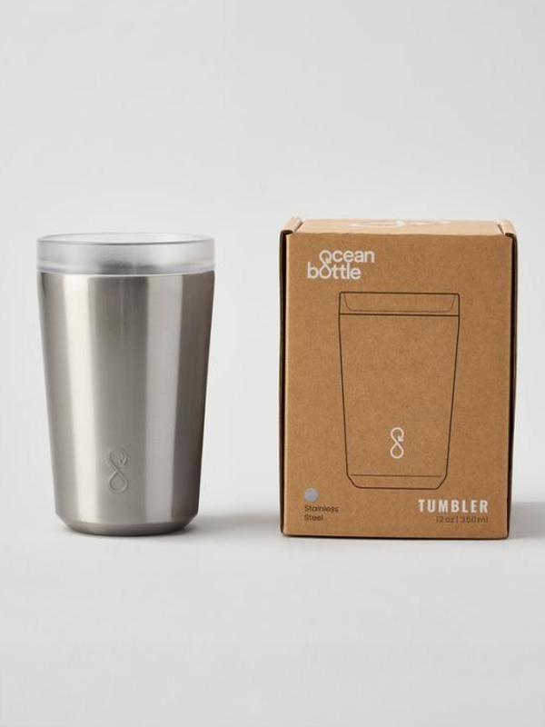 Individualisierter Kaffeebecher als Lifestyle-Accessoire – modern inszeniert für authentische Markenkommunikation