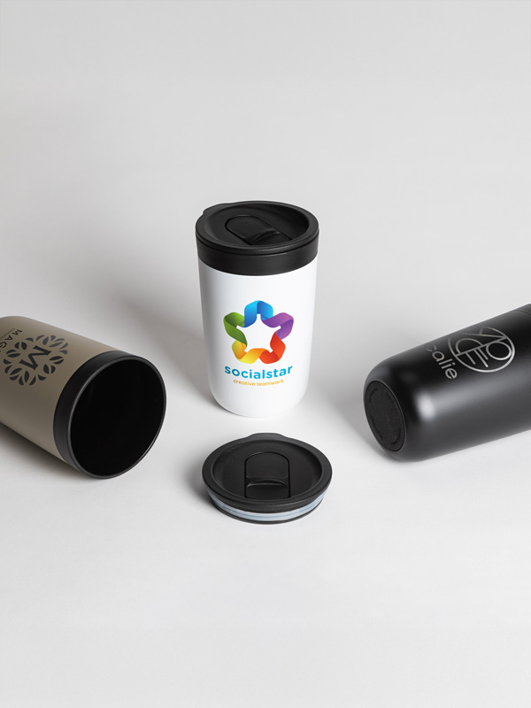 Individualisierter Kaffeebecher liegend mit Logo sichtbar – effektvoller Werbeträger für verschiedene Einsatzbereiche