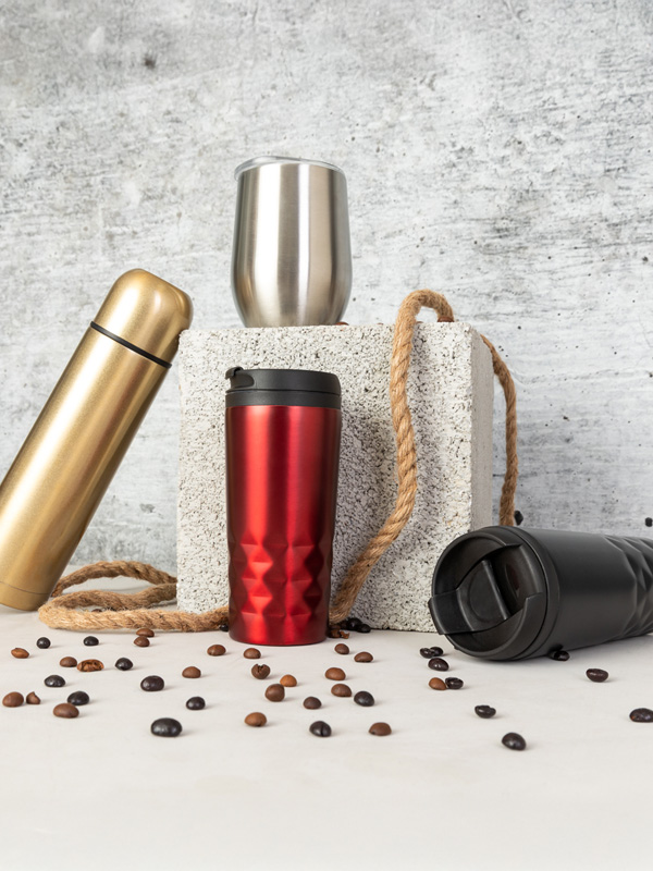 Individualisierter Kaffeebecher liegend mit Logo sichtbar – effektvoller Werbeträger für verschiedene Einsatzbereiche