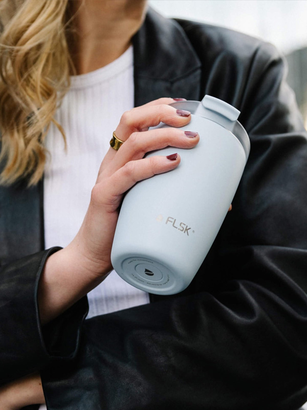 Elegante individualisierte Kaffeebecher mit stilvollem Design – hochwertige Markenbotschaft für anspruchsvolle Zielgruppen