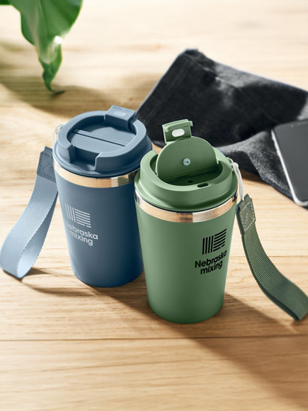 Individualisierter Kaffeebecher mit Schlaufenband – komfortables Design für den täglichen Gebrauch