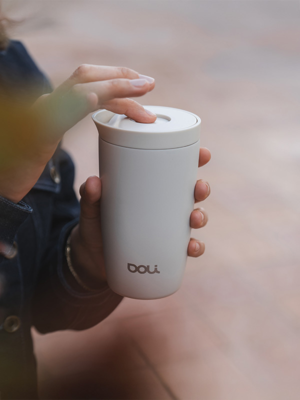 Elegante individualisierte Kaffeebecher mit stilvollem Design – hochwertige Markenbotschaft für anspruchsvolle Zielgruppen