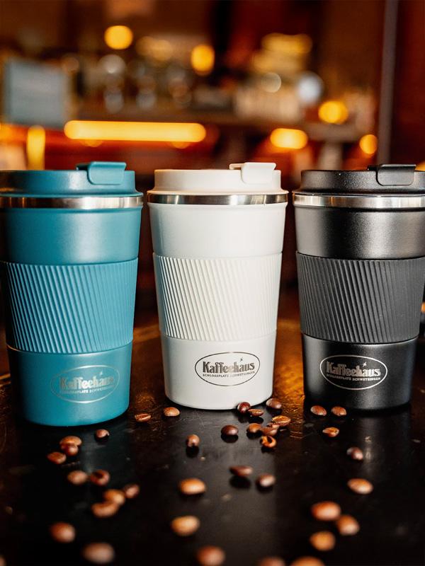 Elegante individualisierte Kaffeebecher mit stilvollem Design – hochwertige Markenbotschaft für anspruchsvolle Zielgruppen