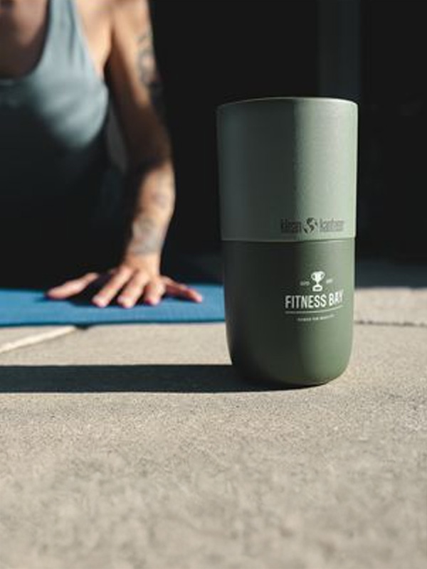 Individualisierter Kaffeebecher beim Sporteinsatz – ideal für aktive Markeninszenierung und Outdoor-Promotion