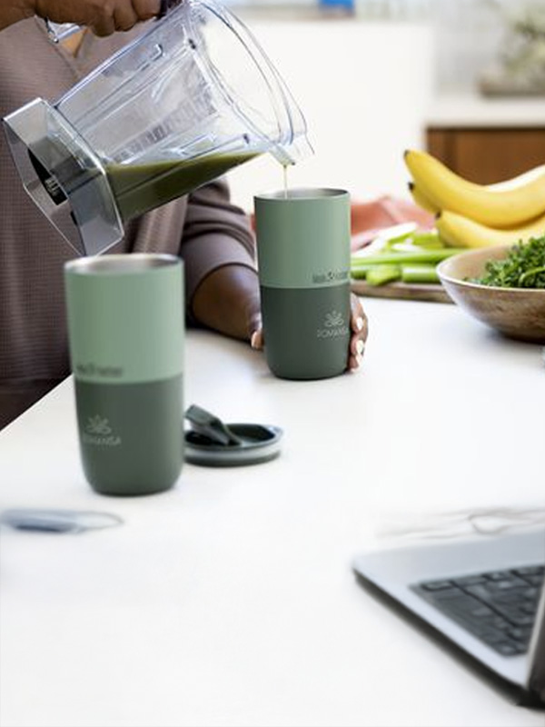 Grüner, individualisierter Becher mit Smoothie befüllt – vielseitig einsetzbar für gesunde Markenbotschaften