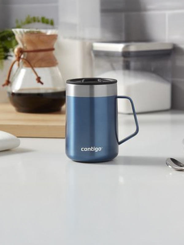 Individualisierter Kaffeebecher stilvoll inszeniert in moderner Küche – optimal für Lifestyle-Werbung im Alltag