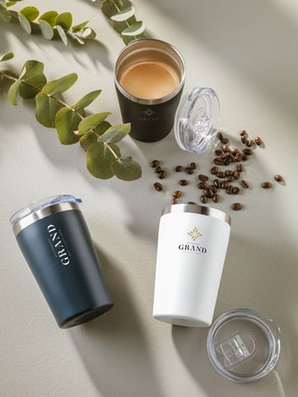 Elegante individualisierte Kaffeebecher mit stilvollem Design – hochwertige Markenbotschaft für anspruchsvolle Zielgruppen