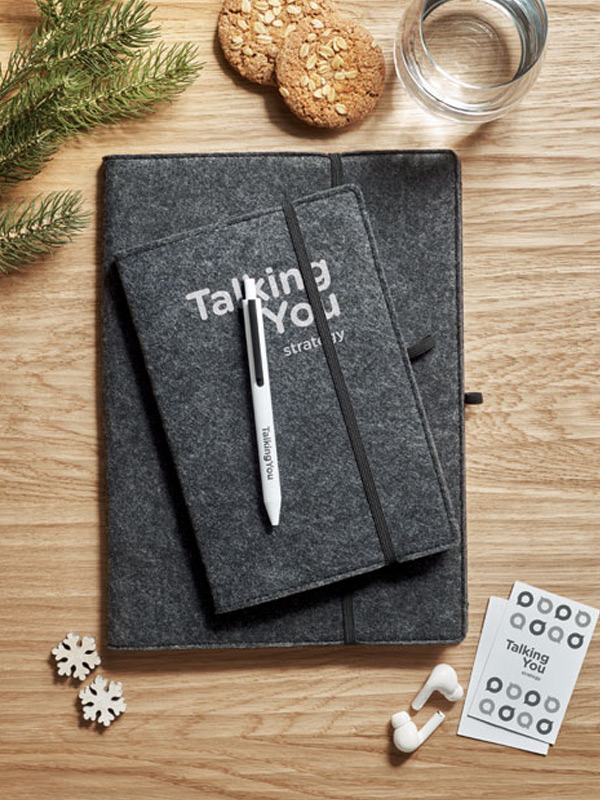 Kompaktes Notizbuch für unterwegs, ein praktisches und personalisierbares Firmengeschenk.