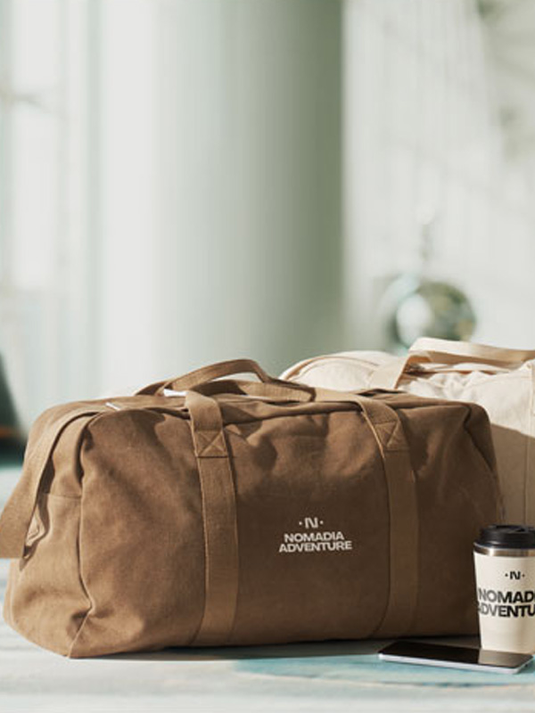 Bequeme individualisierbare Sporttragetasche auf der Schulter, praktisch und stilvoll für den Alltag