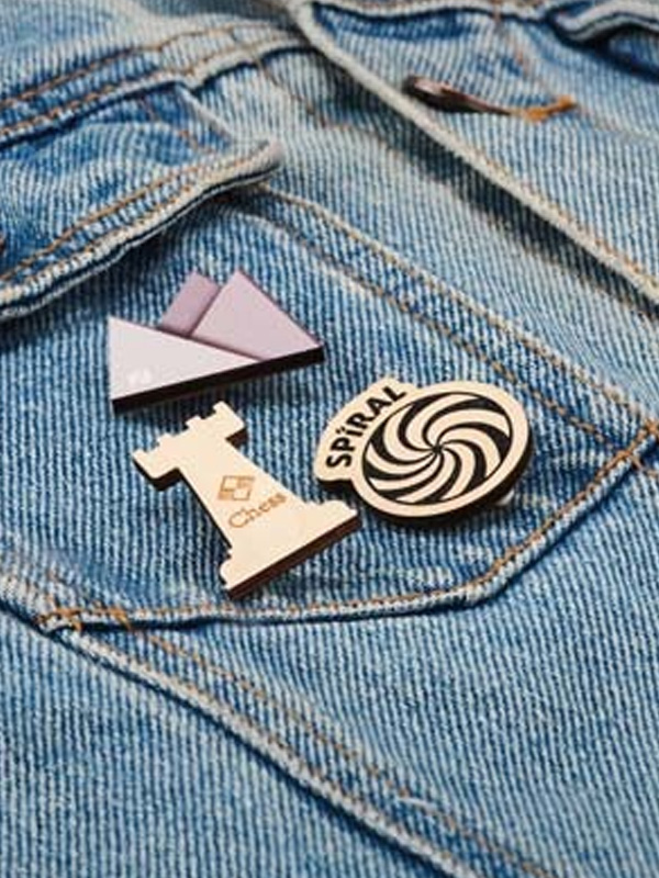 individuell gestaltbare Holzpins Merchandise Mitarbeitergeschenke